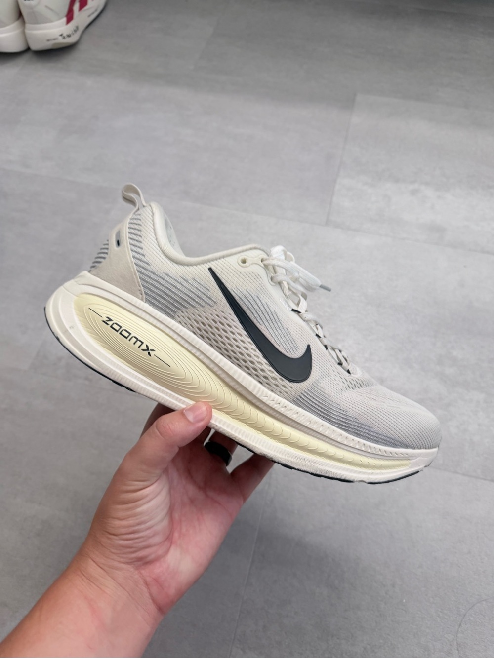 Nike beige Vomero 18